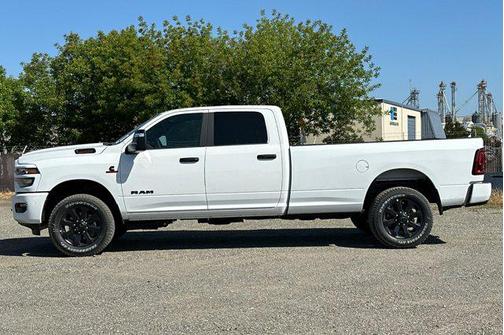 Bright White Clearcoat 2026 RAM 3500 Big Horn Crew Cab 4x4 8' Box