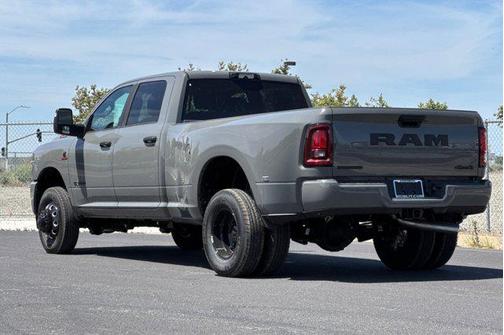 Ceramic Gray Clearcoat 2026 RAM 3500 Big Horn Crew Cab 4x4 8' Box