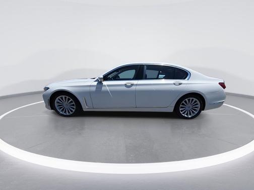 Alpine White 2022 BMW 740 i