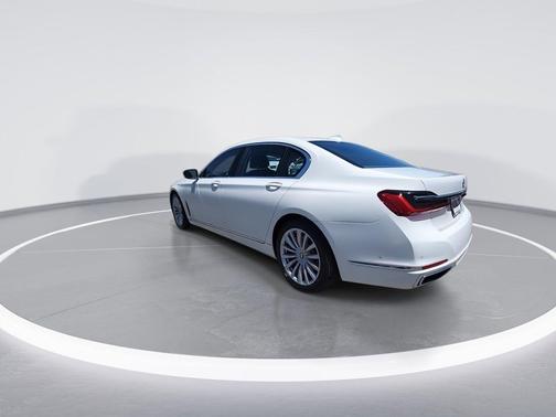 Alpine White 2022 BMW 740 i