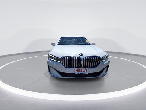 Alpine White 2022 BMW 740 i
