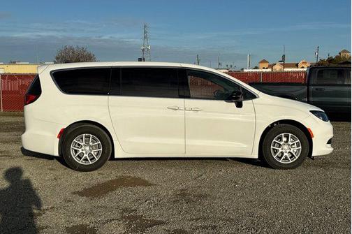 2026 Chrysler Voyager LX