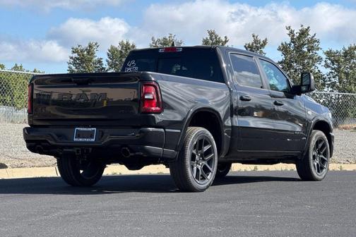 Diamond Black Crystal Pearlcoat 2026 RAM 1500 Laramie