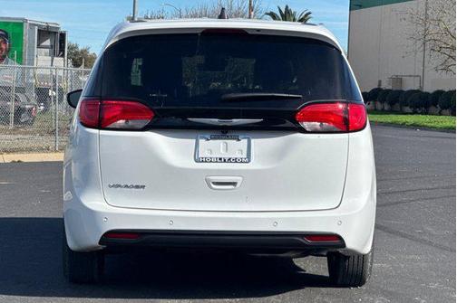2026 Chrysler Voyager LX