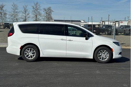 2026 Chrysler Voyager LX