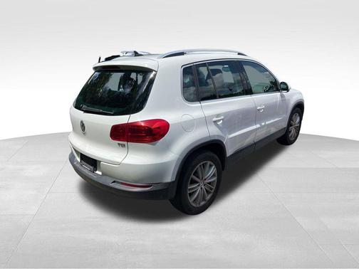 Pure White 2016 Volkswagen Tiguan SE