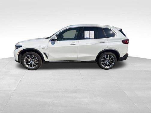 Mineral White Metallic 2022 BMW X5 PHEV xDrive45e