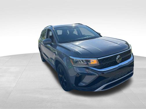 Pure Gray 2023 Volkswagen Taos 1.5T SE