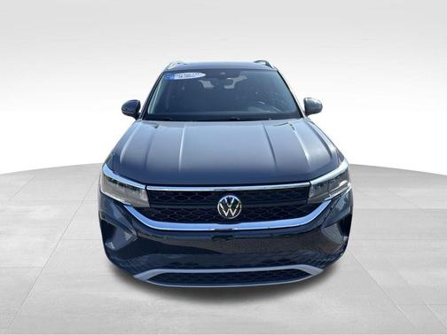 Pure Gray 2023 Volkswagen Taos 1.5T SE