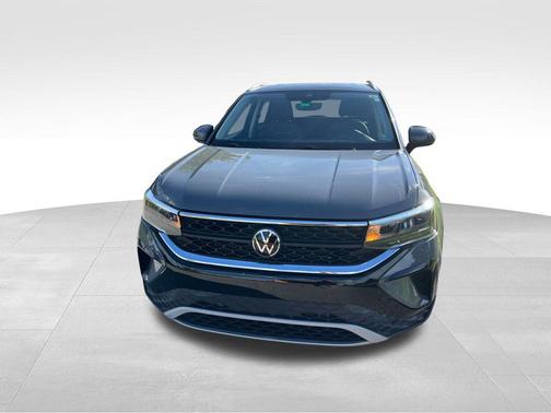 Pure Gray 2023 Volkswagen Taos 1.5T SE