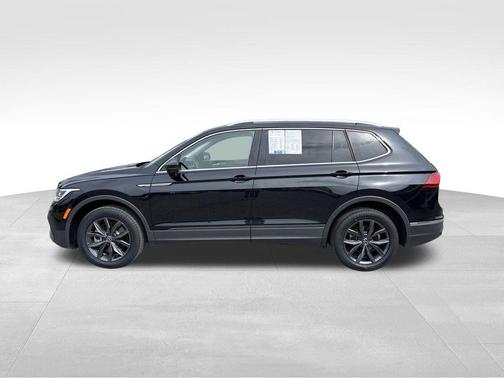 Deep Black Pearl 2023 Volkswagen Tiguan 2.0T SE
