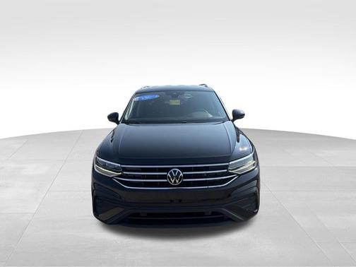 Deep Black 2023 Volkswagen Tiguan 2.0T SE