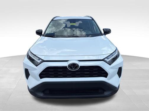 Ice Cap 2024 Toyota RAV4 XLE