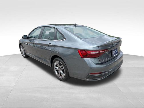 Platinum Gray Metallic 2022 Volkswagen Jetta 1.5T SE