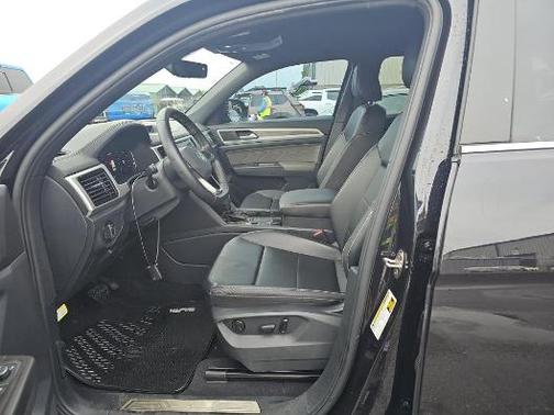 Deep Black Pearl 2022 Volkswagen Atlas Cross Sport 2.0T SE w/Technology