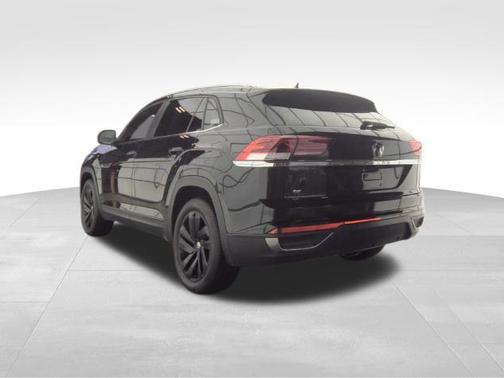 Deep Black Pearl 2022 Volkswagen Atlas Cross Sport 2.0T SE w/Technology