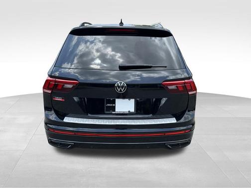 Deep Black Pearl 2023 Volkswagen Tiguan 2.0T SE R-Line Black