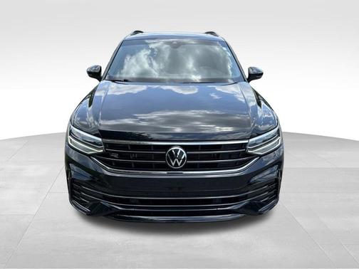 Deep Black Pearl 2023 Volkswagen Tiguan 2.0T SE R-Line Black
