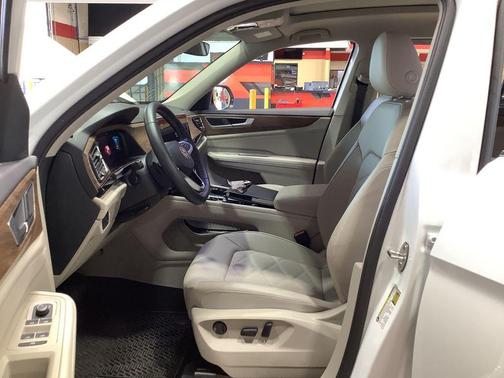 2025 Volkswagen Atlas 2.0T SE w/Technology 4MOTION