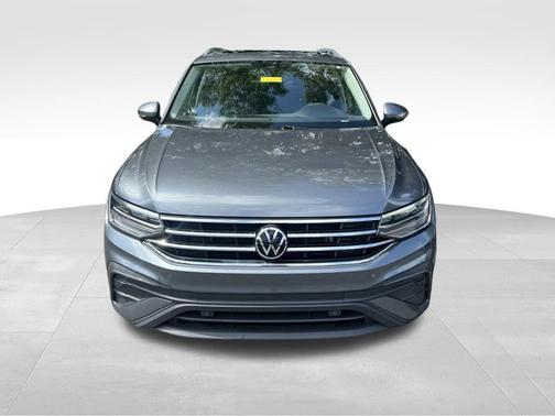 Platinum Gray Metallic 2022 Volkswagen Tiguan 2.0T SE