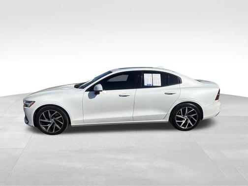 Crystal White Pearl Metallic 2019 Volvo S60 T6 Momentum