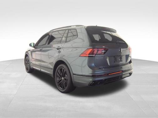 Platinum Gray Metallic 2022 Volkswagen Tiguan 2.0T SE R-Line Black