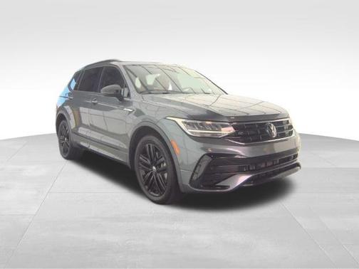 Platinum Gray Metallic 2022 Volkswagen Tiguan 2.0T SE R-Line Black