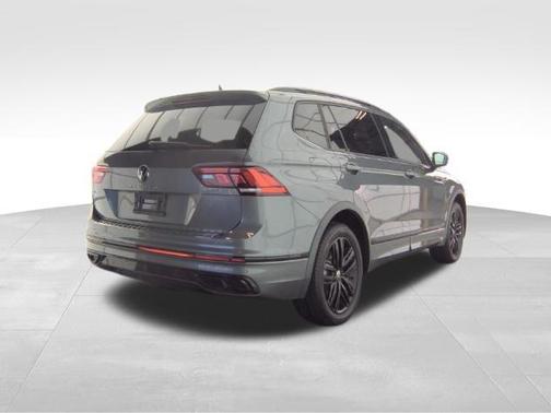Platinum Gray Metallic 2022 Volkswagen Tiguan 2.0T SE R-Line Black