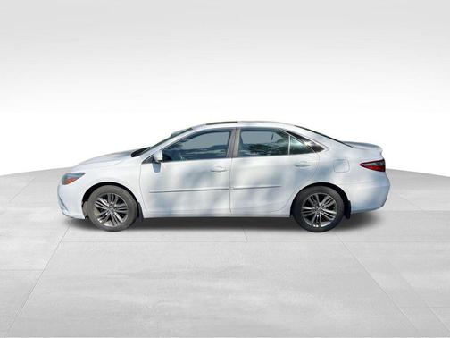 Super White 2017 Toyota Camry SE