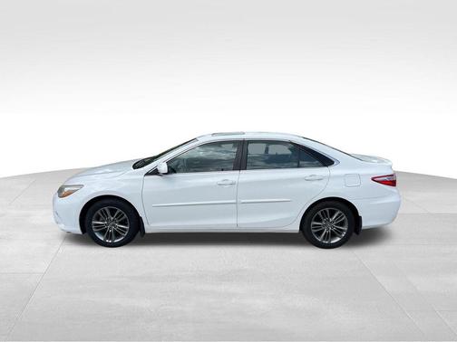 Super White 2017 Toyota Camry SE