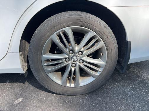 Super White 2017 Toyota Camry SE