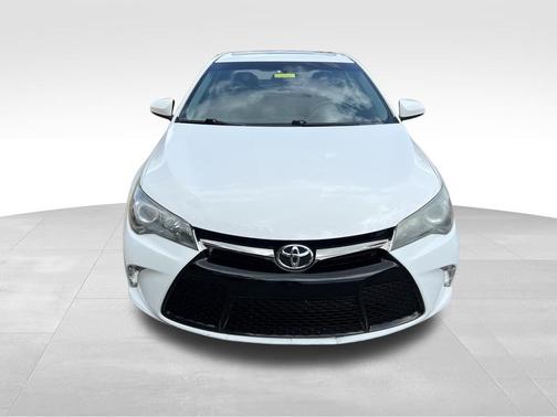 Super White 2017 Toyota Camry SE