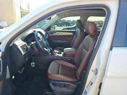 Pure White 2021 Volkswagen Atlas 3.6L SE w/Technology