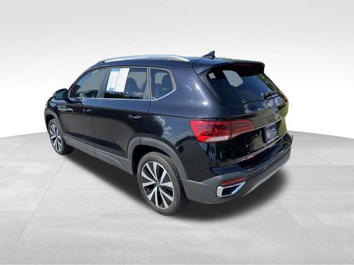 Deep Black Pearl 2024 Volkswagen Taos 1.5T SE