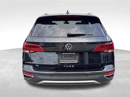 Deep Black Pearl 2024 Volkswagen Taos 1.5T SE