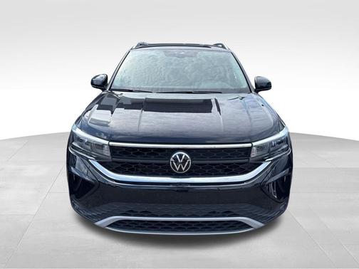Deep Black Pearl 2024 Volkswagen Taos 1.5T SE
