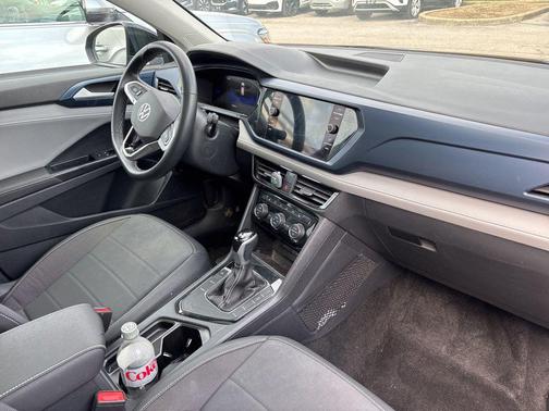 Deep Black Pearl 2024 Volkswagen Taos 1.5T SE