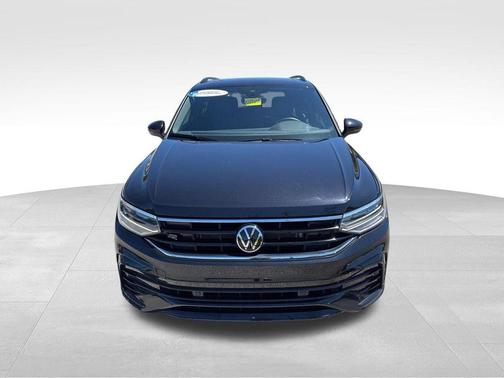 Deep Black Pearl 2024 Volkswagen Tiguan 2.0T SE R-Line Black