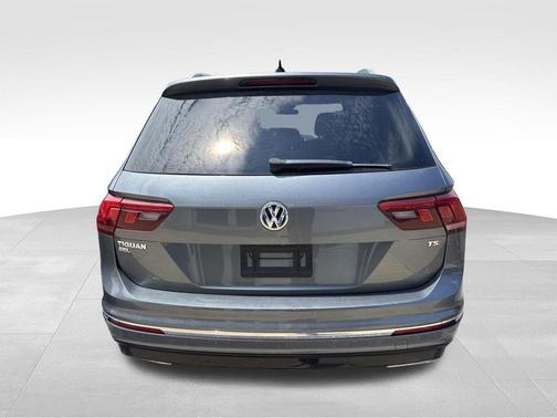 Platinum Gray Metallic 2018 Volkswagen Tiguan 2.0T SEL