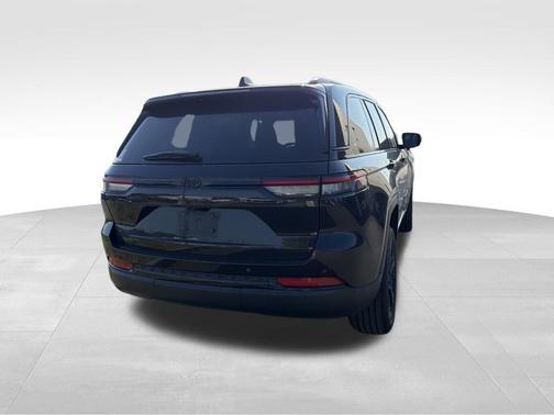 Diamond Black Crystal Pearlcoat 2023 Jeep Grand Cherokee Altitude