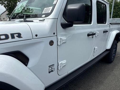 Bright White Clearcoat 2026 Jeep Gladiator 85th Anniversary Edition