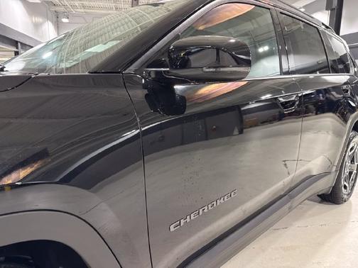 Diamond Black Crystal Pearlcoat 2026 Jeep Cherokee Limited