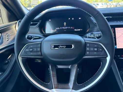 High Gloss Black 2027 Jeep Grand Cherokee Limited 4x2