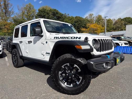 Bright White Clearcoat 2024 Jeep Wrangler Rubicon