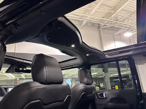 Black Clearcoat 2027 Jeep Wrangler Rubicon X