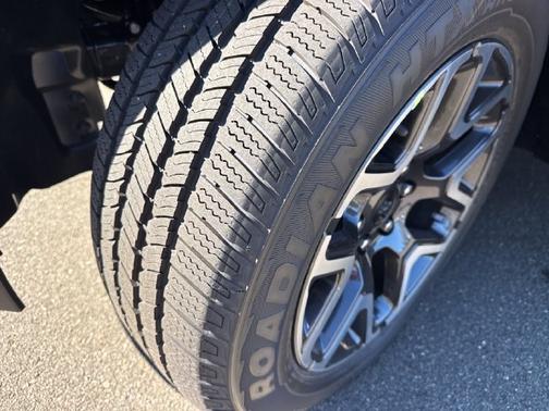 Diamond Black Crystal Pearlcoat 2027 RAM 1500 Laramie