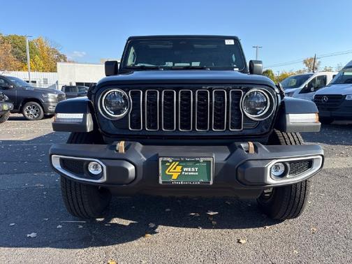 Black Clearcoat 2026 Jeep Gladiator 85th Anniversary Edition