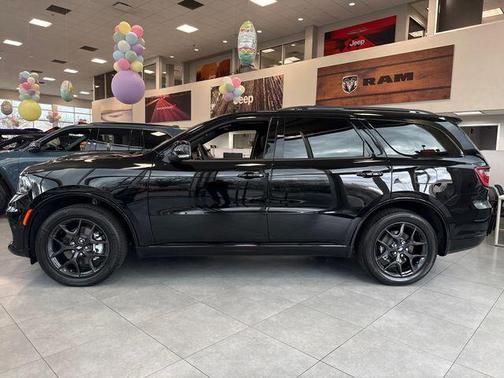 DB Black Crystal Clearcoat 2026 Dodge Durango GT Plus HEMI V8