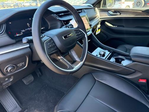 Sting-Gray Clearcoat 2027 Jeep Grand Cherokee Limited 4x2