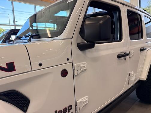 Bright White Clearcoat 2027 Jeep Wrangler Rubicon X
